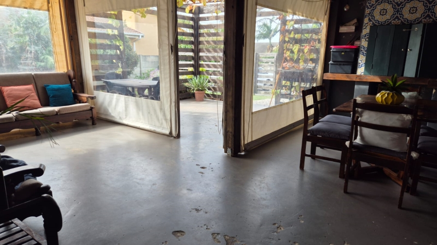To Let 4 Bedroom Property for Rent in Wavecrest Eastern Cape